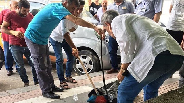 Kaldırımda yürüyen vatandaşların üzerine yılan düştü