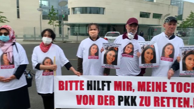 Almanya’da kızı PKK tarafından kaçırılan anneden Başbakanlık önünde pankartlı eylem - BERLİN