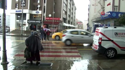 Aniden bastıran sağanak yağmur vatandaşları hazırlıksız yakaladı