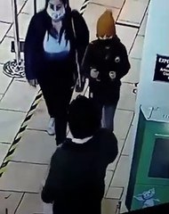 Régis prend la température à une enfant