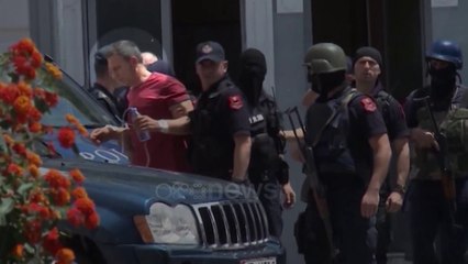 Ora News - Ardian Çapja kërkon të dalë nga spitali i Traumës, makina e autorëve “fantazmë”