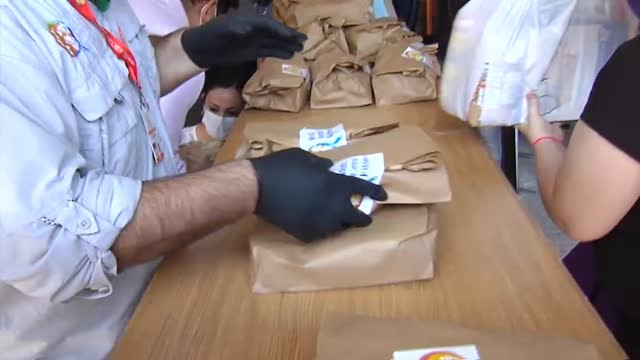 El cocinero José Andrés reparte menús en Mestalla