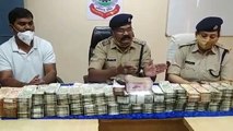 कार की डिक्की से मिले 500 और 2000 रुपए के नोटों से भरे तीन बैग, देख पुलिस की फटी रह गईं आंखें