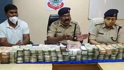 Download Video: कार की डिक्की से मिले 500 और 2000 रुपए के नोटों से भरे तीन बैग, देख पुलिस की फटी रह गईं आंखें