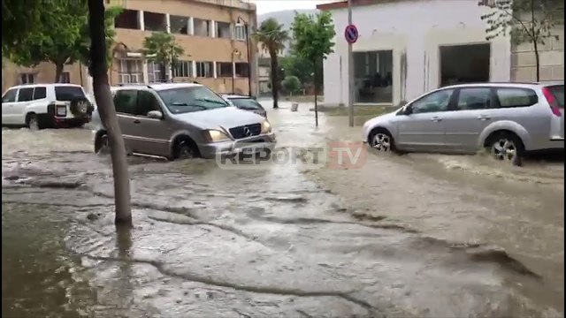 'Berati si Venecia'! Përmbyten rrugën e qytetit të 'një mbi një dritareve'..makinat 'notojnë' në ujë