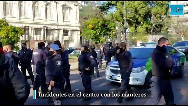 Manteros mantuvieron incidentes con la policía en el centro de La Plata