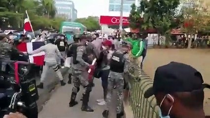 Enfrentamiento en el Parque Independencia entre grupos antiracistas y antihaitianos