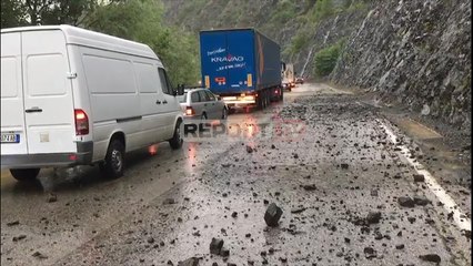 Report TV - Librazhd/ Rënie gurësh në urën e Murrashit, bllokohet ambulanca me të sëmurë brenda