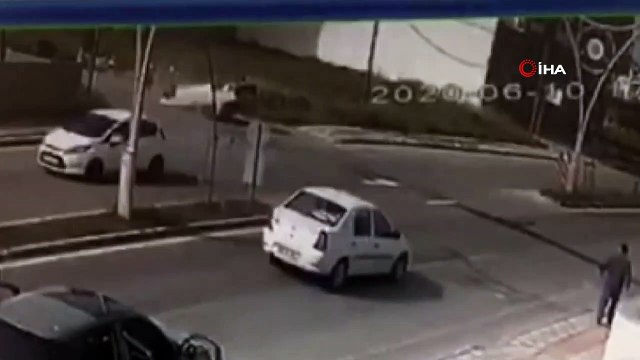 Takla atan araçtan burnu bile kanamadan kurtuldu...O anlar kamerada