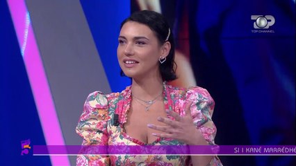 Flirtuan me të dashurin, moderatorja skena në mes të lokalit: Shkova e kapa …