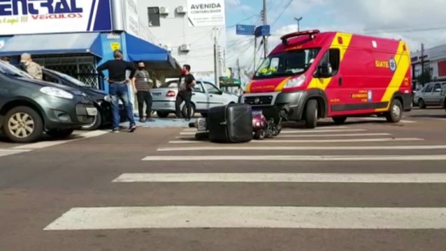 Motociclista é socorrido em acidente na Avenida Carlos Gomes