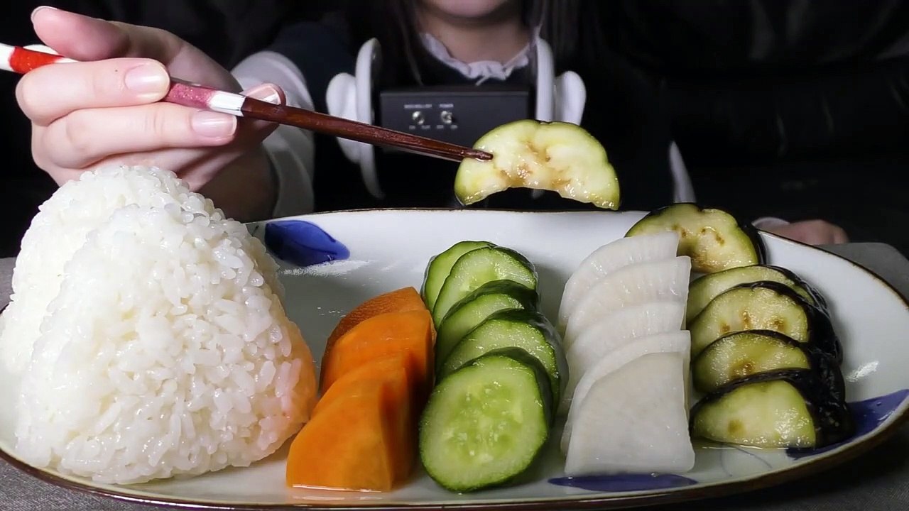 女子大生がおにぎりとお漬物食べる音
