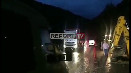 Report TV - Pas 3 orësh e bllokuar prej rrëshqitjes së gurëve, normalizohet rruga në Murrash