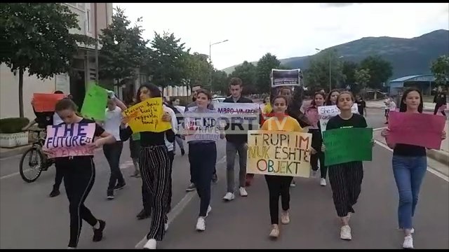 Report TV - 'Për fëmijërinë e vjedhur', të rinjtë e Kukësit marshim sensibilizues kundër përdhunimit