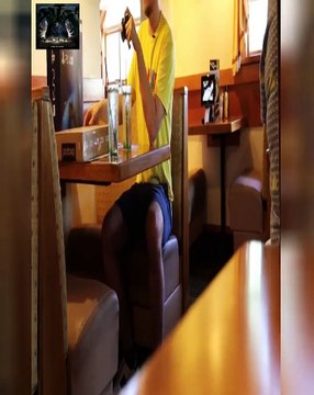 Tipping Waitresses With Real Gold Bars - WE TIPPED WAITRESSES WITH REAL GOLD LOL...