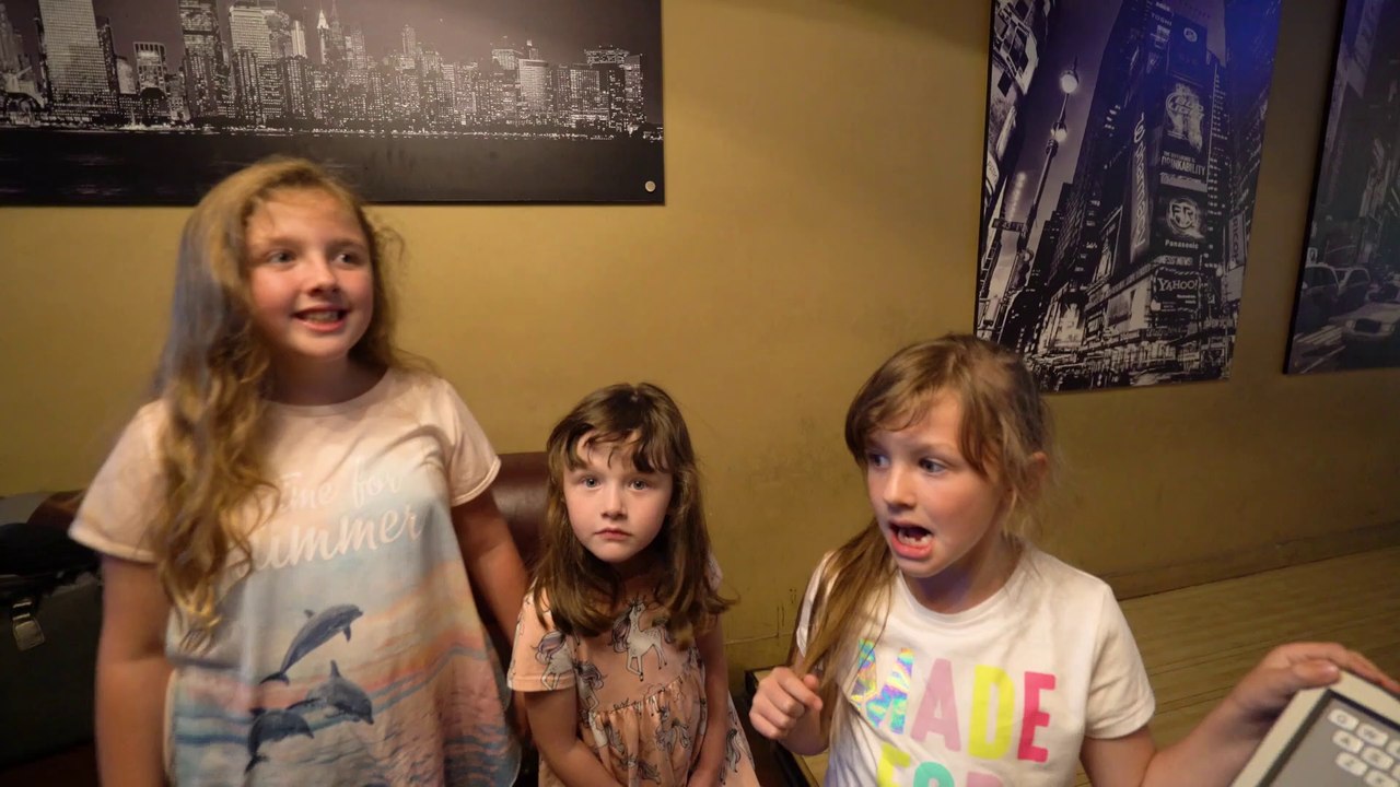 Sophia, Isabella e Alice Jogando Boliche