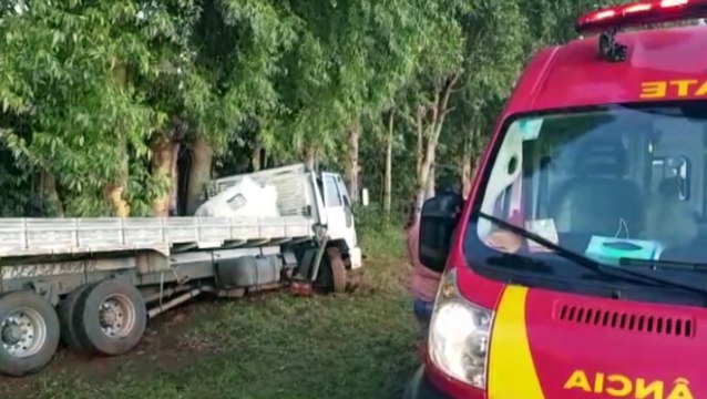 Colisão traseira seguida de capotamento deixa cinco feridos na PR-180
