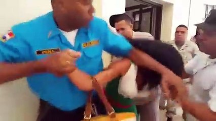 Policía abofetea embazada en Puerto Plata, luego que la mujer lo escupiera