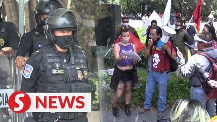 Télécharger la video: Hundreds of police deployed in protest against police violence in Mexico City