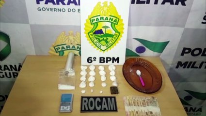 Video herunterladen: Homem e mulher são detidos pela equipe ROCAM da PM com porções de cocaína no Periolo