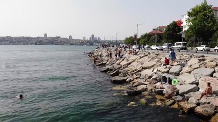 Kısıtlamanın kalkmasıyla Kız Kulesi’ne karşı Boğaz’da  yüzdüler