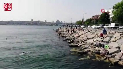 Kısıtlamanın kalkmasıyla Kız Kulesi’ne karşı Boğaz’da yüzdüler