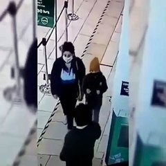 AVM güvenliği çocuğun gözüne dezenfektan sıktı!