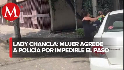 Con chancla, mujer agrede a policía de CdMx para que la deje pasar