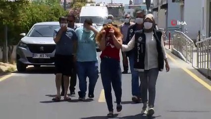 Descargar video: Uyuşturucu sevkiyatı otogarda bitti...5 bin 360 uyuşturucu hap ile yakalanan biri kadın iki zanlı tutuklandı