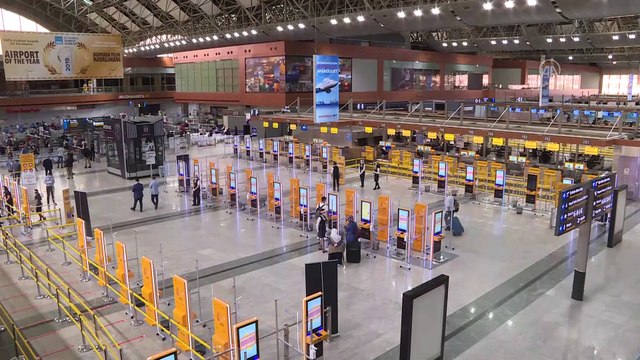 Sabiha Gökçen Havalimanı'nda kasklı termal kamera ile yolcuların vücut ısısı ölçülüyor - İSTANBUL