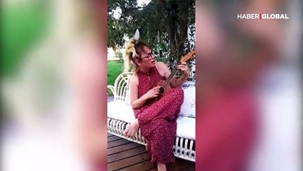 Demet Evgar dudağından sokan arı için şarkı yazdı