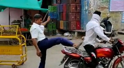 बाइक सवार की हीरो वाली एंट्री तो पुलिस वाले का 'सिंघम' अंदाज, देखिए ये रियल लाइफ का एक्शन सीन