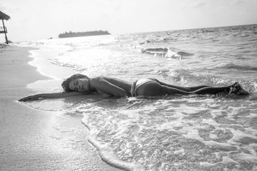 Anouchka Delon pose sans rien, sur la plage, contre la pollution des océans !