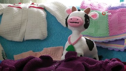 Ailesinin 4 üyesini kanserden kaybetti, terapi için lösemili çocuklara örgü örüyor