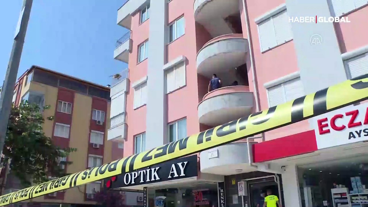 Antalya'da hareketli dakikalar... Özel harekat kapıyı koçbaşıyla kırarak girdi