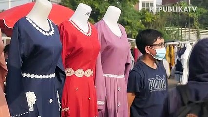 Petugas melakukan pendisiplinan protokol kesehatan di Pasar Tasik, Cideng, Jakarta Pusat.