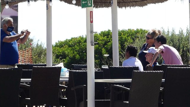 José Ortega Cano y su hijo, en las playas de Chipiona