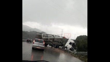 Aksident në dalje të tunelit në Elbasan, kamioni del nga rruga dhe përplaset me mbrojtjes metalike