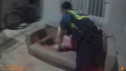 버려진 소파를 완충장치로...건물 추락 여성 구한 경찰관 / YTN