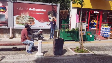 Belediyenin uygulamasına kızan şahıs kendini yakmaya kalktı, arkadaşları yangın tüpü ile nöbet tuttu