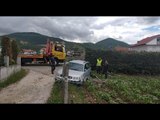 Ora News - Korçë: Makina del nga rruga e përfundon në bahçe me misër e fasule