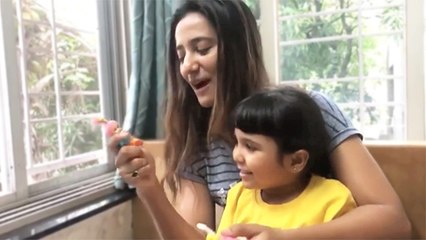 ऋतुजा शिंदे आणि तिची बडबड करणारी लहानशी मैत्रीण