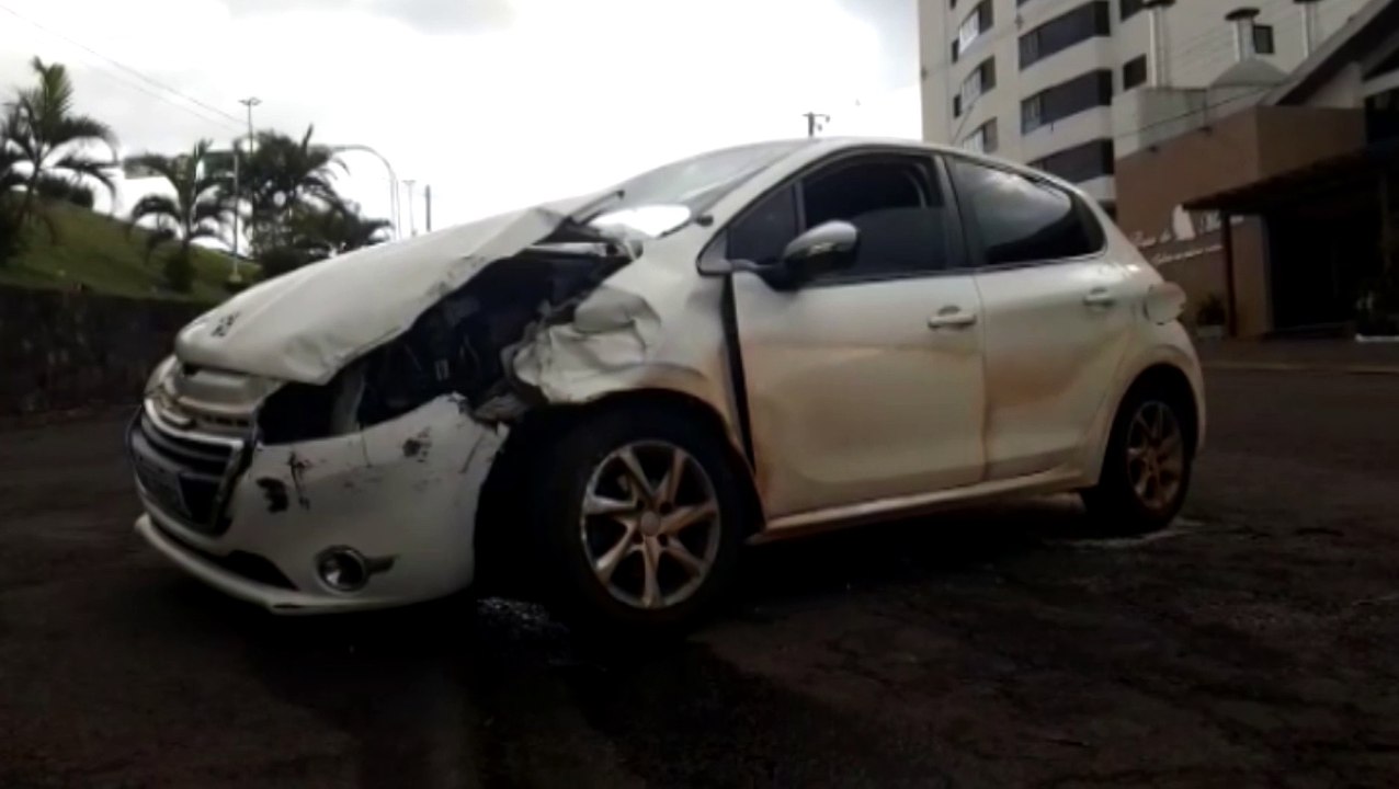 Carro batido é abandonado em cruzamento na Vila Tolentino