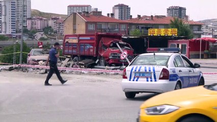 Freni boşalan kamyonet park halindeki otomobillere çarptı: 1 ölü 3 yaralı (2) - ANKARA