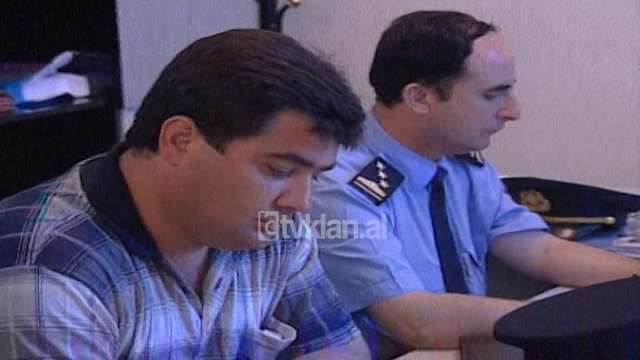 Ministri i Rendit Spartak Poci vizite ne Komisariatin e Krujes (30 Maj 2000)