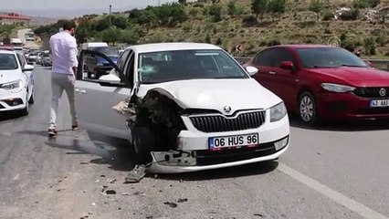 Otomobil seyir halindeki kamyona çarptı: 1 yaralı - MANİSA