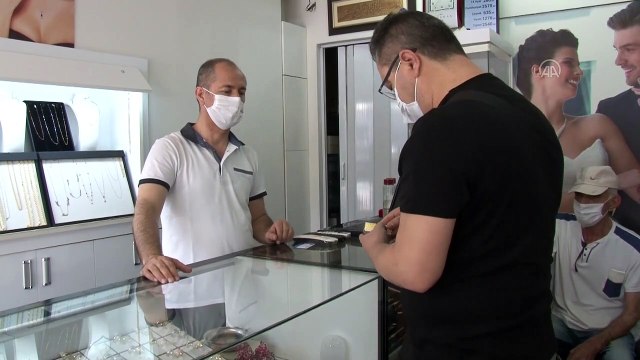 Gaspçının elinden silahını alan kuyumcu daha önce de gasbı engellemiş - İZMİR