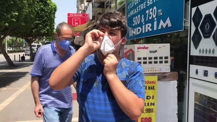 Polis sosyal mesafe uyarısında bulunarak maske dağıttı - ADANA