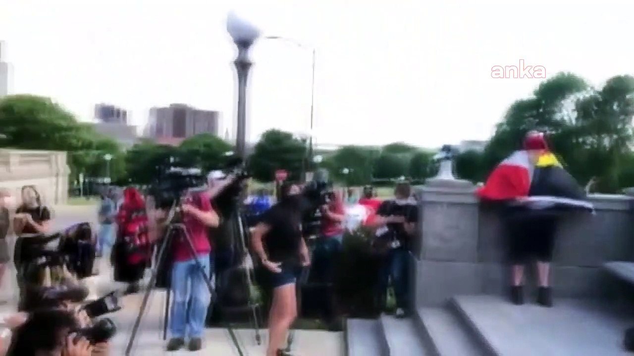 Kristof Kolomb heykelini yıkıp etrafında Kızılderili dansı yaptılar