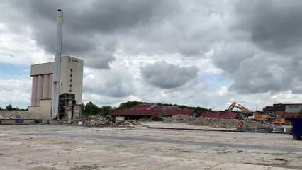 Démolition de la cheminée du four 8 des VMC à Reims